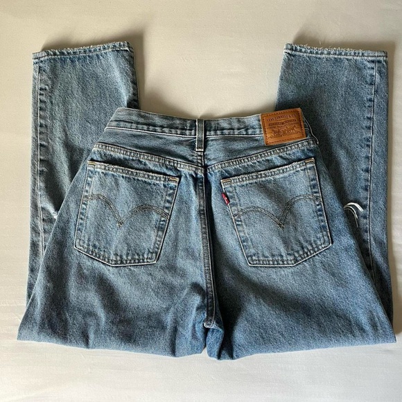 Levi’s Light Washed Straight Leg Jeans - Picture 4 of 7